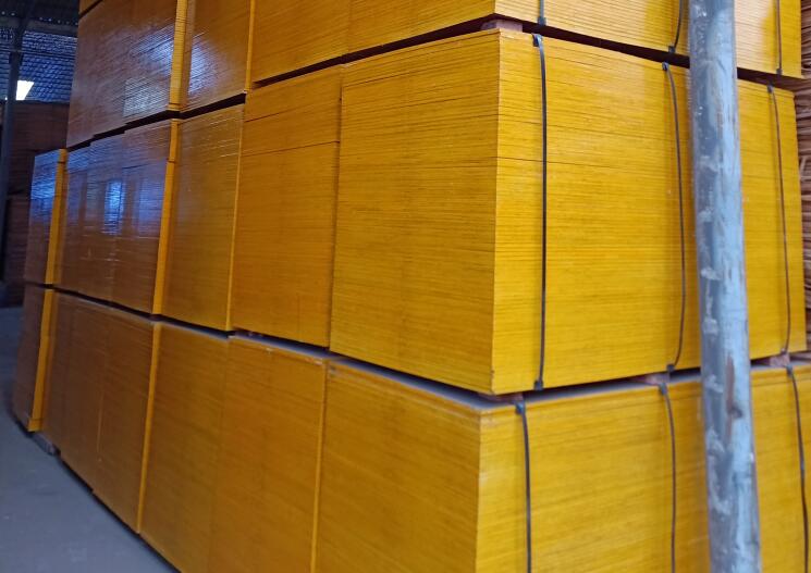 廣西建筑模板如何預(yù)防變形插圖2 通風干燥的環(huán)境更適合存儲模板